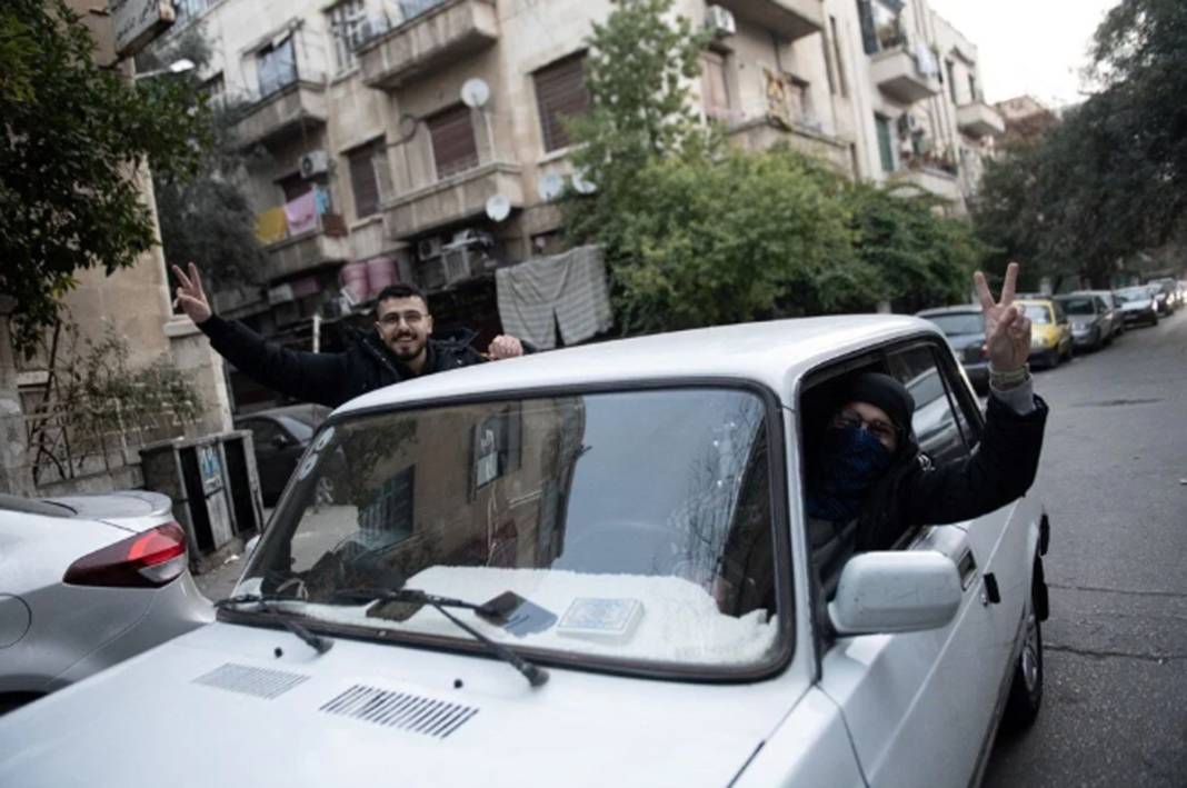 Esad rejimi bitti Suriye’de yeni dönem başladı: Şam’da halk sokaklara akın etti 6